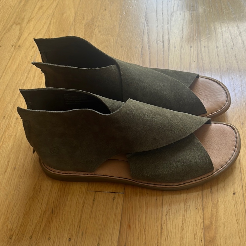 Size 10 Born Iwa Sandals- like new